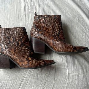 Beautiful Aldo pointed- toe snakeskin ankle boots innocentina 29 — python print